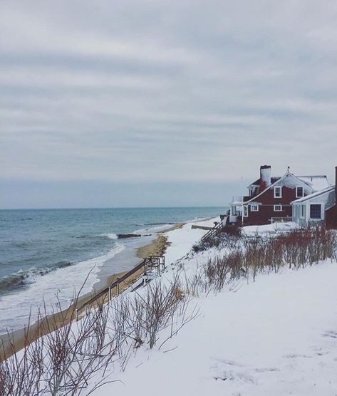 Snow on Cape Cod (Massachusetts) by (@f_naddaff) at (@lifeoncapecod) on Instagram 🇺🇸 Marthas Vineyard Aesthetic, New England Gothic, Cape Cod Aesthetic, Cape Cod Photography, New England Aesthetic, East Coast Beaches, Winter Cape, England Beaches, England Winter