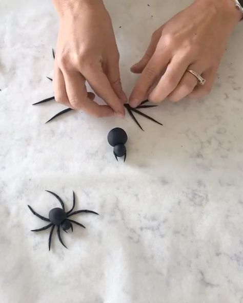 CAKENEST on Instagram: “Video Credits @bakingwithblondie • “NEW” Halloween cake for your almost-Friday! I absolutely love how this cake turned out, and couldn’t…” Fondant Spider Tutorial, Spider Cake Birthday, Spider Fondant, Spider Cake Pops, Black Chocolate Cake, Halloween Fondant, Kue Fondant, Black Buttercream, Hay Bale Art