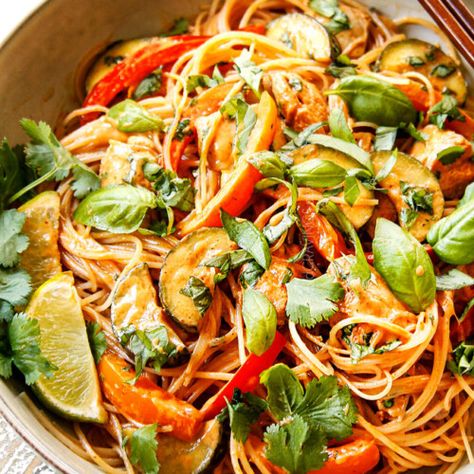 Rice Noodles in Coconut Curry Sauce - Carlsbad Cravings Asian Chili Sauce, Rice Noodle Recipes, Cellophane Noodles, Coconut Curry Sauce, Carlsbad Cravings, Sauce For Rice, Curry Noodles, Curry Rice, Rice Vermicelli