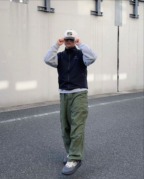 Green Cargos Outfit Men, Green Cargo Pants Outfit Men Streetwear, Carhartt Cargo Pants Outfit, Green Carhartt Pants Outfit, Men Skater Outfit, Styling Green Cargo Pants, Green Cargo Pants Outfit Men, Olive Green Cargo Pants Outfit, Mens Cargo Pants Outfit