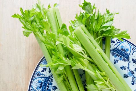 How to Make Dehydrated Celery at Home Dehydrate Celery, Dried Apple Chips, Dehydrated Apples, Dehydrated Vegetables, Fruit And Vegetable Storage, Pressure Cooker Chicken, Vegetable Storage, Dehydrated Food, Carrot Recipes