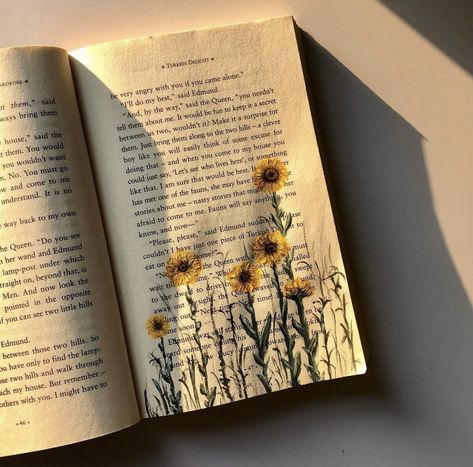 Sunflower Aesthetic Drawing, Cute Book Drawing, Vintage Book Pages Aesthetic, Page Of A Book, Book Annotating, Old Book Art, Annotated Books, Artsy Painting, Details Aesthetic