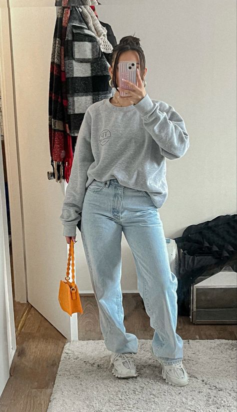 A mirror photo with a girl wearing an oversized light grey sweatshirt with light wash wide leg jeans from super dry, Balenciaga tracks in a cream colour and a orange jacquemus  bag. Light Grey Crewneck Outfit, Crew Neck Sweatshirt Outfit Dressy, Jumper Outfit Fall, Grey Crewneck Outfit, Grey Jumper Outfit, Crewneck Sweatshirt Outfit, Crewneck Outfit, Jumper And Jeans, Jumper Outfit