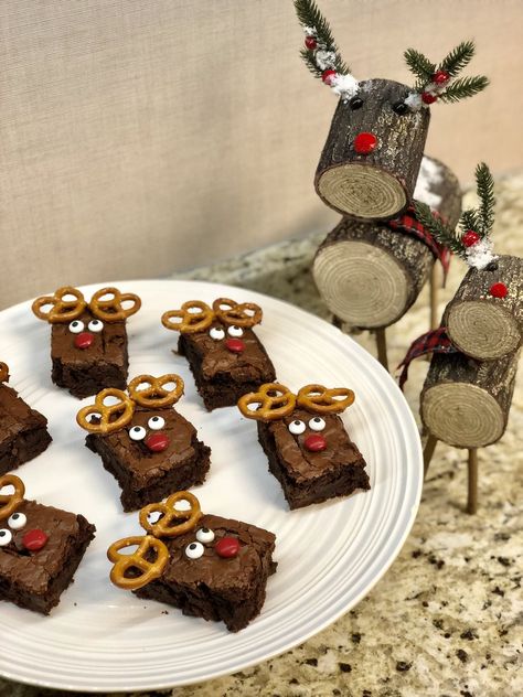 Turning an ordinary tray of brownies into a whole herd of reindeer is a great way to spend time with the family, and it’s oh so simple. We’ll show you how it’s done! Reindeer Brownies, Reindeer Food Recipe, Reindeer Brownie, Kids Christmas Treats, Decorated Brownies, Christmas Brownies, Reindeer Food, Kawaii Cooking, Christmas Treat