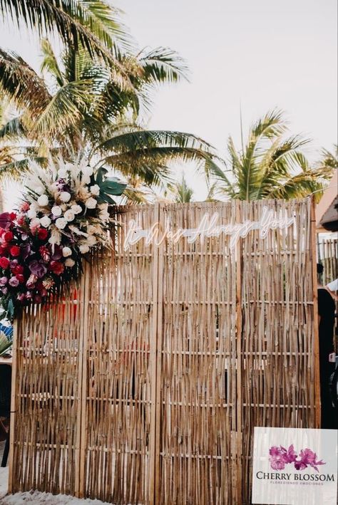 Diy Bamboo Backdrop, Bamboo Photo Backdrop, Bamboo Wall Divider, Bamboo Decor Ideas Wedding, Bamboo Backdrop Wedding, Bamboo Backdrop Ideas, Bamboo Photo Booth, Beach Backdrop Ideas, Bamboo Wedding Decor