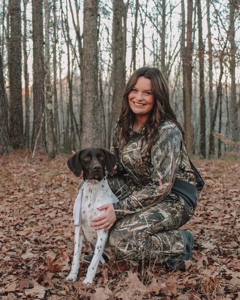 Camo Senior Pictures, Hunting Senior Pictures, Hunting Pictures, Senior Photo Poses, Dog Photoshoot, Dog Poses, Camo Outfits, Hunting Dog, Grad Pics