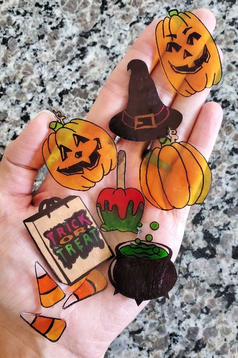 Fall Shrinky Dink Ideas, Shrinky Dink Ideas Templates, Shrinky Dink Ideas, Shrinks Dink, Shrinky Dink Art, Halloween Magnets, Plastic Fou, Shrinky Dink Crafts, Shrinky Dink Jewelry