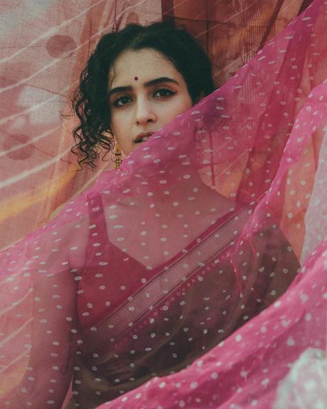 Pics In Saree, Actress In Saree, Saree Images, Marathi Actress, Saree Photos, Sanya Malhotra, Serial Actress, Indian Photoshoot, Desi Girl