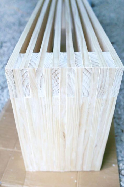 Modern Bench Diy, Laundry Bench, Scandinavian Benches, Modern Wood Bench, Slatted Bench, Diy Bench Seat, Recycling Diy, Diy Entryway Bench, Wood Bench Outdoor