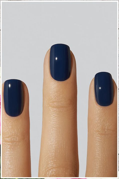 Discover new ways to style your winter nails. Marine Blue Nails, Navy Gel Nails, Short Manicured Nails, Shalac Nails, Navy Blue Nails, Makijaż Smokey Eye, Famous Words, Winter Nail, Elegant Nails