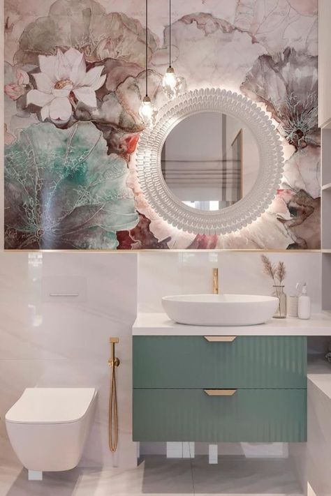 Awesome small bathroom decor ideas with floral wallpaper Farmhouse Bathroom Mirrors, Latest Bathroom Designs, Cottagecore Kitchen, Bathroom Inspiration Modern, Bathroom Decor Luxury, Washroom Design, Bathroom Design Inspiration, Bathroom Design Decor, Bathroom Inspiration Decor