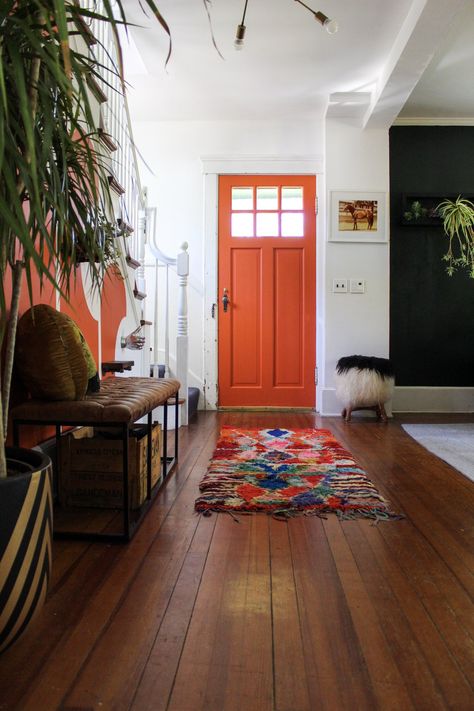 Big Bedroom, Orange Door, Casa Vintage, Green Sofa, Vintage Eclectic, Island Home, Eclectic Home, Design Living Room, Home Fashion