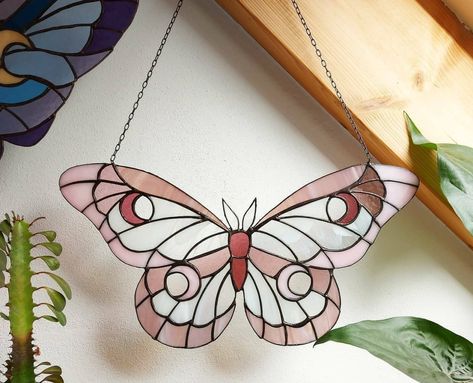 Delicate Stained Glass Butterflies and Moths Flit and Flutter with Illuminated Colors — Colossal Butterfly Stained Glass Art, Vitrage Art, Stained Glass Simple, Butterfly Stained Glass Pattern, Butterfly Stained Glass, Glass Butterflies, Modern Stained Glass, Stained Glass Butterfly, Stained Glass Suncatchers