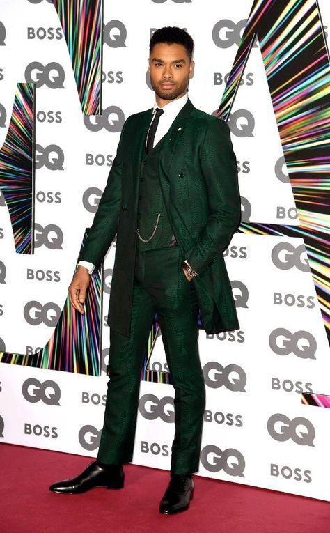 Regé-jean Page, Versace Jacket, Carpet Fitting, Red Carpet Outfits, Gq Men, Green Suit, Senior Prom, Looking Dapper, Celebrity Red Carpet