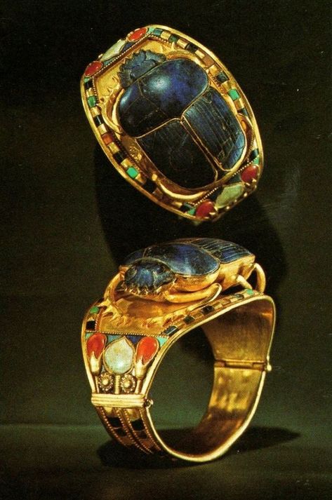 Ancient Egyptian Jewelry and Amulets - Farlang Ancient Egypt Jewelry, Egyptian Accessories, Ancient Egyptian Artifacts, Egypt Jewelry, Ancient Egyptian Jewelry, Ancient Egyptian Symbols, Scarab Bracelet, Egyptian Scarab, Egyptian Artifacts