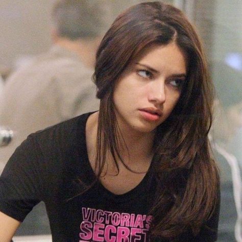 Adriana Lima Without Makeup, Adrina Lima, Adriana Lima Young, Adriana Lima Style, 00s Mode, Vs Models, Model Aesthetic, Victoria Secret Fashion, Victoria Secret Fashion Show