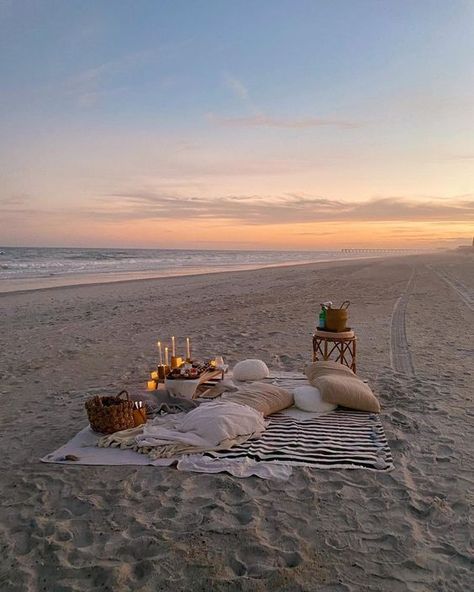 Proposal Beach Picnic, Romantic Picnic Ideas For Couples, Beach Birthday Aesthetic, Beach Picnic Proposal, Wedding Basics, Beach Engagement Party, Seasons Aesthetic, Romantic Beach Picnic, Beach Picnic Party