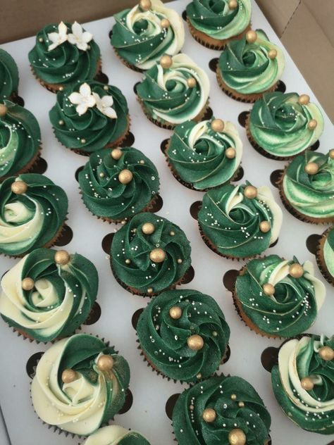 Tiana Wedding Cake, Dark Green Macarons, Emerald Theme Birthday Party, Hunter Green Cupcakes, Princess And The Frog Wedding Food, Emerald Green Birthday Decorations, Emerald 15 Theme, Emerald Green Quinceanera Ideas, Green Theme Cupcakes