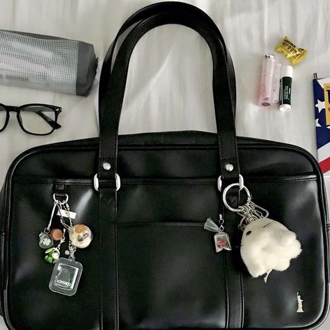 Hand Bag Decoration Ideas, Bags Accessories Ideas, Cute Black Bag, Korean Handbags Fashion, What In My Bag School, Harajuku Style Black Bags For Back To School, Cute Bags For School, School Bags Aesthetic, Bag Accessories Aesthetic