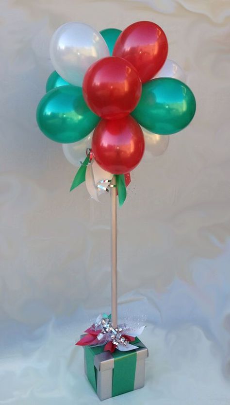 Topiary tree made with red, green and white balloons. Can be used as as a Christmas themed table centerpiece. Christmas Balloon Centerpieces, Balloon Table Decorations, Balloon Centerpieces Diy, Christmas Party Centerpieces, Balloon Topiary, White Christmas Party, Gala Decorations, Christmas Balloon Decorations, Deco Ballon