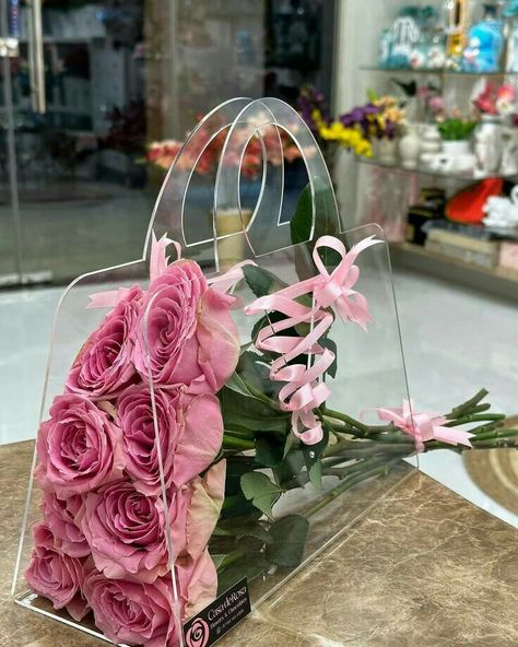 Flowers In Bag Aesthetic, Purse Bouquet, Flower Bouquet Boxes, Keep Smile, Flower Shop Decor, Diy Flower Boxes, Diy Bouquet Wrap, Pink Wrapping Paper, Flower Bouquet Diy