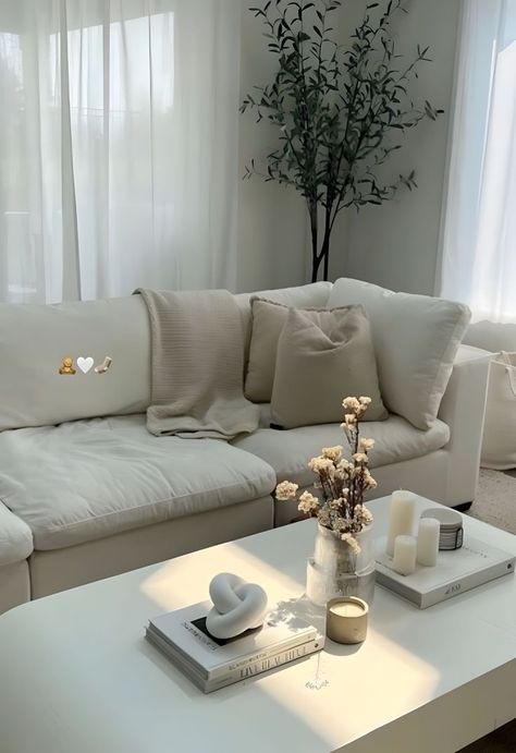 A picture of a beautiful living room decorated following a minimalistic approach. Main colors are different tones of white, beige and pops of green. Small Shelf Decor, Room Desk Decor, Plant Decor Living Room, Minimalist Living Room Furniture, Minimalist Living Room Apartment, Modern Home Living Room, Living Room Desk, Knot Decor, Entry Table Decor