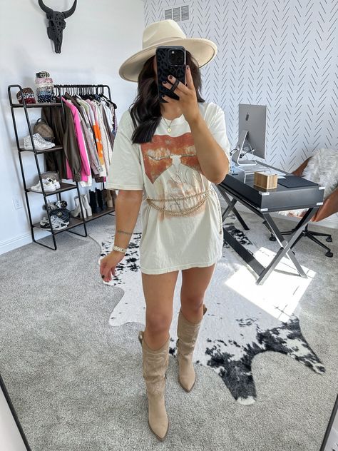 Country Concert Outfit Long Shirt, Country Chain Belt, Oversized Shirt Dress With Belt, Cowgirl Tshirt Dress, Nashville Tshirt Dress, T Shirt Dress Western Outfit, Oversized Tee Concert Outfit, Oversized T Shirt Concert Outfit, Country Concert Outfit Tshirt Dress