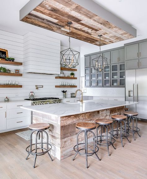 Stunning farmhouse kitchen in wood and white with a ceiling that is a showsopper [From: Rosewood Custom Builders] Modern Farmhouse Kitchen Decor, Balkon Decor, Farmhouse Kitchen Design, Classic Kitchen, Kitchen Farmhouse, Farmhouse Style Kitchen, Modern Farmhouse Kitchens, Farmhouse Kitchen Decor, Barnwood