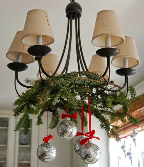 Christmas Chandelier Decorations, Chandelier Christmas Decor, Xmas Ornaments Diy, Christmas Chandeliers, Christmas Chandelier Decor, Aesthetic Home Design, Chandelier Christmas, Classic Style Home, Christmas Chandelier