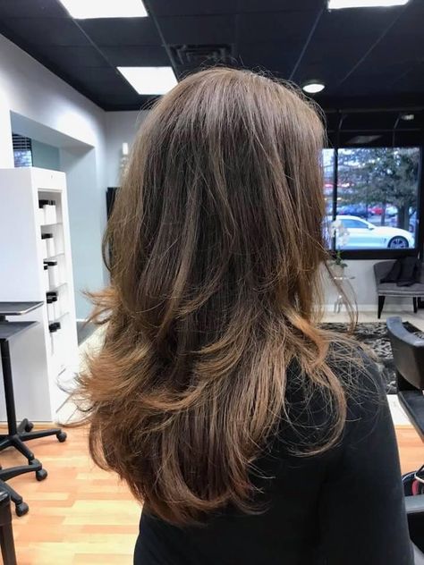 Mid Length Heavy Layers, Middle Hair With Layers, Mid Length Hair With Heavy Layers, Medium Length Bouncy Layers, Round Layers Wavy Hair, Layered Balayage Hair Mid Length, Mid Length Hair With Layers Brown, Brown Hair Mid Length Layers, Mis Length Haircut Layers