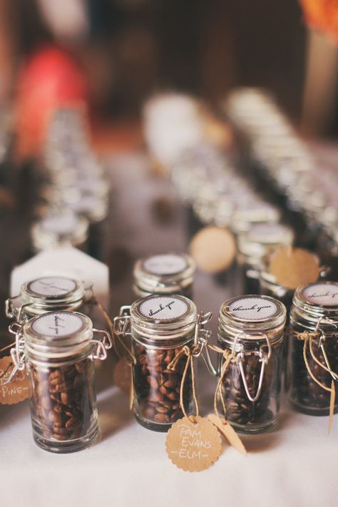 Coffee beans in a small mason jar as party favors History Wedding, Coffee Wedding Favors, Coffee Favors, Trendy Wedding Favors, Creative Wedding Favors, Wedding Favors And Gifts, Cheap Favors, Edible Wedding Favors, Coffee Wedding