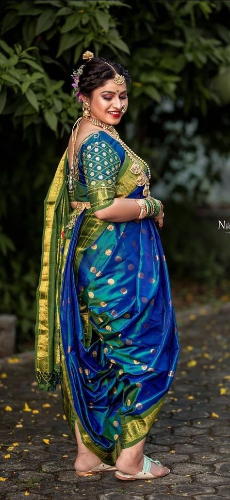 Kashta Saree Poses, Kashta Saree Wedding, Simple Saree Blouse Designs, Haldi Photoshoot, Marathi Saree, Saree Pose, Haldi Ceremony Outfit, Kashta Saree, Marathi Bride