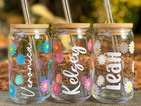 Personalized Flower Glass Cup with Name, Iced Coffee Cup with Lid Name Glass Cup, Plastic Cups With Vinyl Cute Ideas, Gift Cup Ideas, Coffee Glass Cup Design, Glass Cup Ideas, Personalized Glass Cups, Cups With Names, Custom Glass Cups, Flower Glass Cup