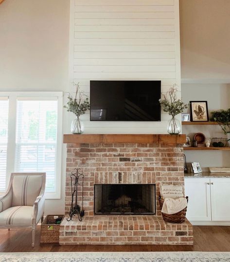 Farmhouse Fireplace Decor, Fireplaces Layout, Brick Fireplace Makeover, Farmhouse Fireplace, School Starts, Fireplace Remodel, Home Fireplace, Style Deco, Fireplace Makeover