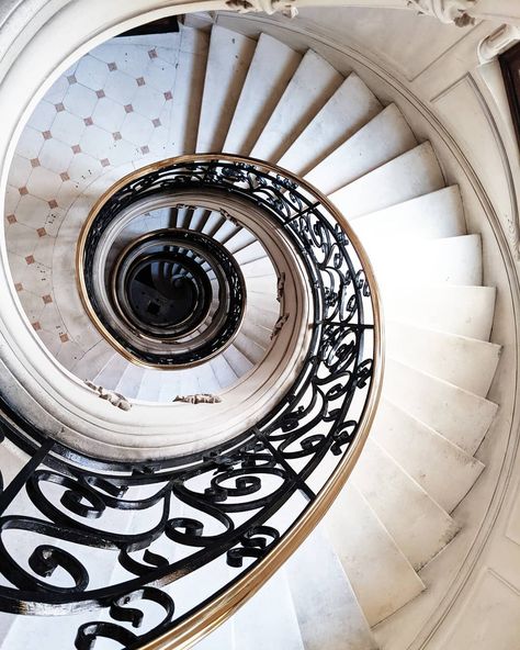 b e n e d i c t e on Instagram: “When you're at a regular medical check-up but almost end up at the ER, because yes #theworldneedsmorespiralstaircases but with less…” Lila Moss, Charlotte York, London Dreams, White Cherry Blossom, Kensington Gardens, Paris Girl, Fotografi Vintage, Living In Paris, Estilo Preppy