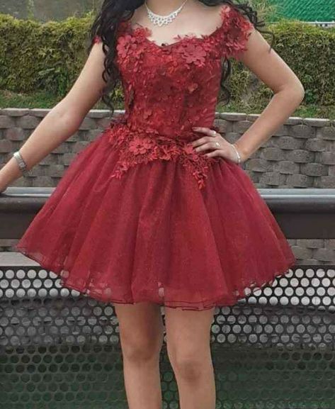 Red And Gold Dresses For Damas, Quince Damas Dresses, Red Dama Dresses, Damas Outfits Quinceanera, Dark Red Quinceanera Dresses, Dama Dresses For Quince, Damas Dresses For Quince, Red Sweet 16 Dresses, Quinceanera Dresses Short