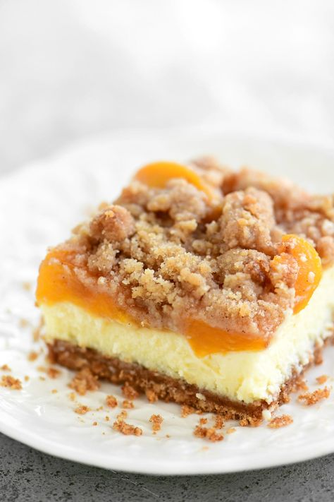 Peach Cobbler Cheesecake Bars, Peach Cheesecake Bars, No Bake Peach Cheesecake, Caramel Syrup Recipe, Peach Cobbler Cheesecake Recipe, Peach Cobbler Cheesecake, Peaches Recipes, Brown Sugar Pie, Desert Board