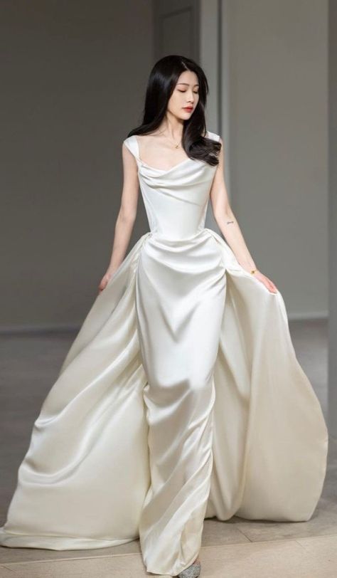 Different Wedding Dress Styles Unique, Vera Wang Wedding Dress 2023, Wedding Dress Draping, Structural Wedding Dress, Soft Dramatic Wedding Dress, Wedding Dress Mermaid Satin, Alexander Mcqueen Wedding Dress, Wedding Dress Runway, Wedding Gown Train