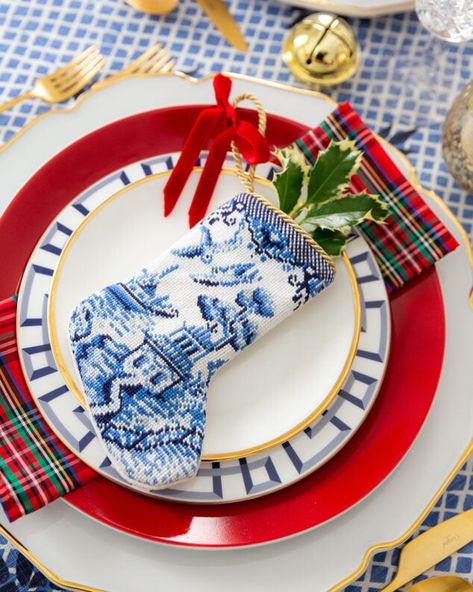 Holiday Table Inspiration, Christmas Table Inspiration, Christmas Chinoiserie, Tree Decoration Ideas, Christmas Colour Schemes, Blue Baubles, Christmas Place Settings, Chinoiserie Christmas, Blue Christmas Decor