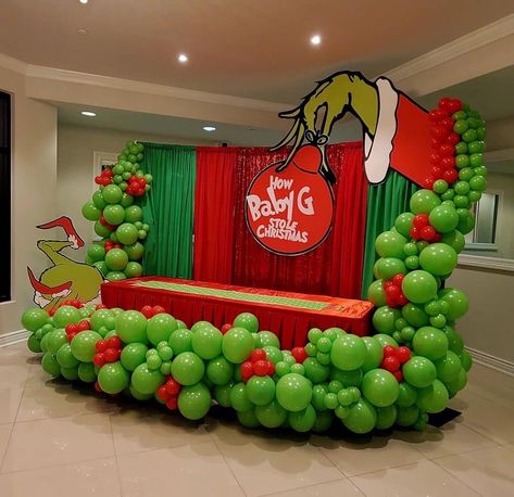 Grinch Baby Shower Ideas, Christmas Grinch Party, Baby Shower Cake Ideas, Grinch Baby, Christmas Balloon Decorations, Grinch Christmas Party, Whoville Christmas, Baby Grinch, Grinch Christmas Tree