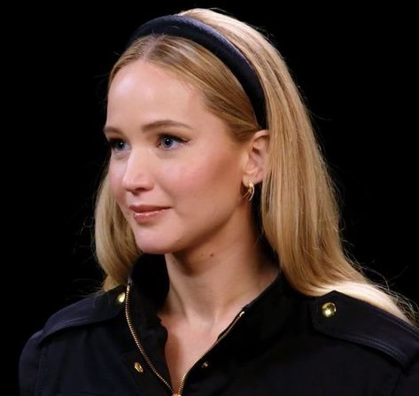 Quiet Luxury Hairstyle, Formal Headband Hairstyles, Jeniffer Lawrence, Jeniffer Lawrance, Black Hairband, Jennifer Lawrence Hair, Hairband Hairstyle, Hot Ones, Wedding Beauty