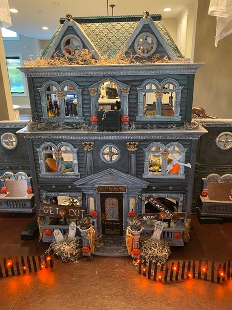 Halloween Village Display Ideas Diy, Dollhouse Makeover Halloween, Halloween Dollhouse Diy, Haunted Doll House, Spooky Dollhouse, Halloween Haunted House Diy, Haunted House Drawing, Painted Dollhouse, Haunted House Craft