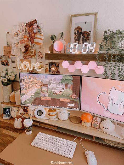 Home Game Room Ideas Cozy, Cozy Pc Setup Pink, Cottage Core Gaming Setup, Pink Desk Set Up, Cute Desk Ideas, Kawaii Desk Setup, Cozy Pc Setup, Desk Setup Workspace Inspiration, Desk Setup Workspace