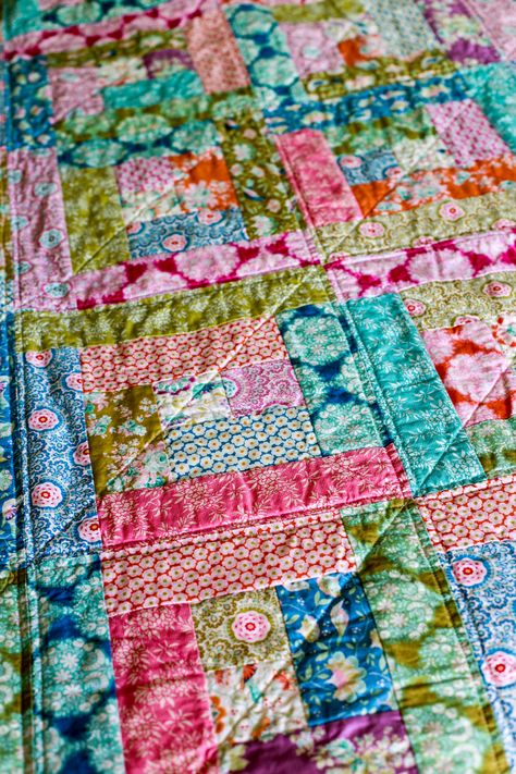 In Color Order: Fat Quarter Log Cabin Quilt Tutorial Quarter Log Cabin Quilt, Fat Quarter Quilt Pattern, Log Cabin Quilt Pattern, Log Cabin Quilt Blocks, Quilt In A Day, Fat Quarter Quilt, Cabin Quilt, Log Cabin Quilts, Quilt Tutorial