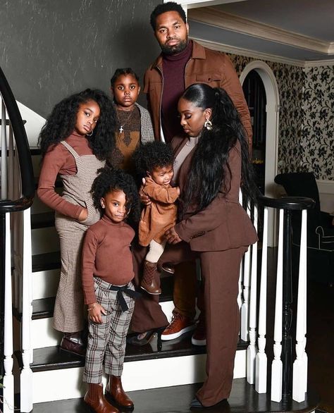 THEY MAKE BROWN SUITS ??!!!  @mrsmayo51 & family 🖤 Dress Up Family Photos, Fall Photoshoot Outfits Family, December Photoshoot, Fall Photoshoot Outfits, Photoshoot Outfits Family, Family Portrait Outfits, Make Brown, Couple Black, African American Family