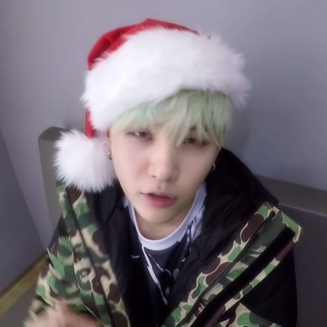 don't repost! ★ bts suga yoongi lq icon Mint Yoongi, Bts Christmas, Mint Hair, Mashup Music, Shot Hair Styles, Christmas Icons, Best Rapper, Pop Rock, Min Suga