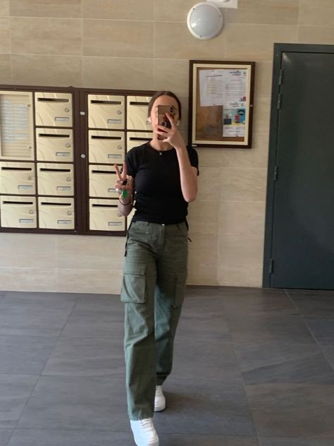 Green Khaki Outfit, Green Pants Outfit Streetwear, Olive Cargo Outfit, Cargo Pants Outfit Olive Green, Green Cargo Pants Work Outfit, Outfits W Green Cargo Pants, Green Cargo Trousers Outfit, Sage Green Cargo Pants Outfit, Khaki Green Cargo Pants Outfit