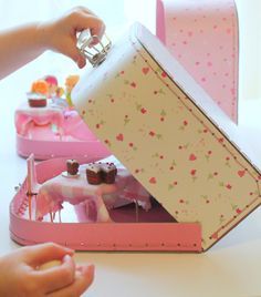 On the blog we feature Little Button Diaries latest craft for kids: a suitcase doll house. Suitcase Doll House, Suitcase Dollhouse, Mouse Mansion, Doll Rooms, Travel Dollhouse, Doll Suitcase, Child Activities, Cute Suitcases, Corrugated Card