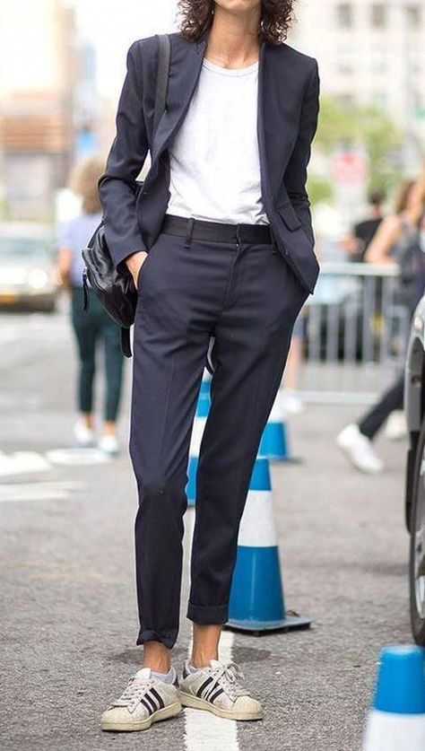 Women Suits and Sneaker Trend #womansuits  #womansneaker #fashionactivation #womanfashion Looks Hip Hop, Suits And Sneakers, Mode Boho, Summer Work Outfits, Office Outfit, Trending Sneakers, Black Suit, Casual Work Outfits, Work Style