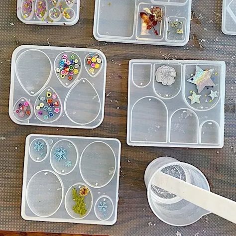 first layer in resin molds Resin Molds For Jewelry, Epoxy Resin Jewelry Diy Silicone Molds, Polymer Clay In Resin, Resin Earrings Diy Silicone Molds, How To Use Resin Molds, Making Resin Earrings, Uv Resin Molds, Iv Resin Crafts, Deep Pour Resin Projects